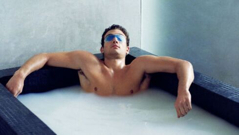 Taking a bath with soda to increase a member